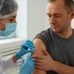 Прививку от гриппа обсуждают с врачом